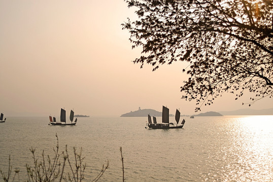 太湖夕阳下的古帆船
