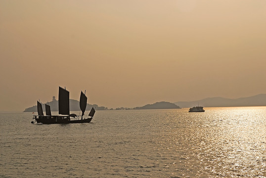 太湖鼋头渚一艘古帆船