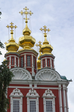 教堂顶上的金色十字架