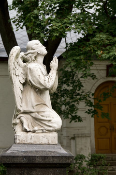 修道院中的天使雕塑