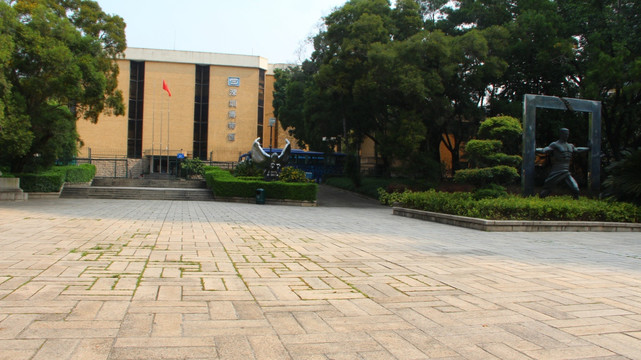 深圳博物馆门前塑像