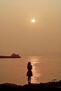 海边夕阳女子