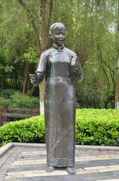 唱戏的女子雕塑