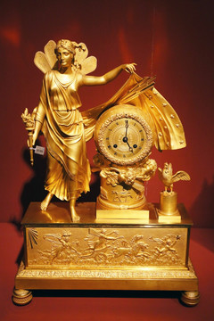 法国雕花铜鎏金人物座钟