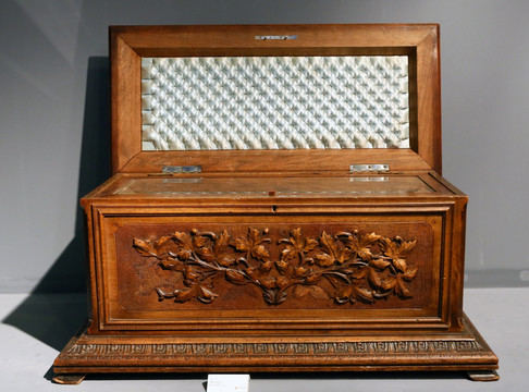 法国木雕三轴音乐盒