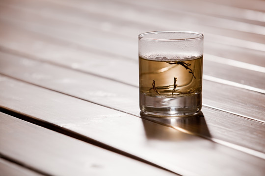 桌子上的茶杯
