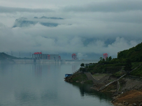 三峡雨雾