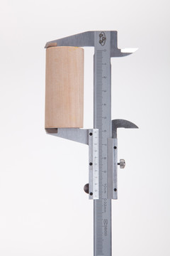 游标卡尺测量木块