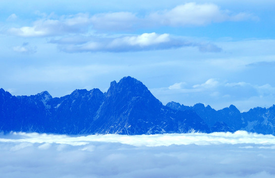 云海山峦