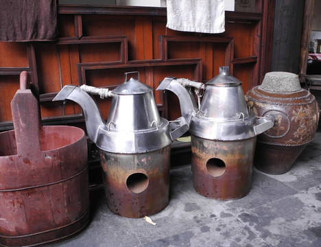 传统水壶和炉子
