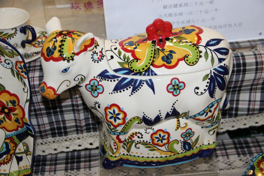 彩绘牛