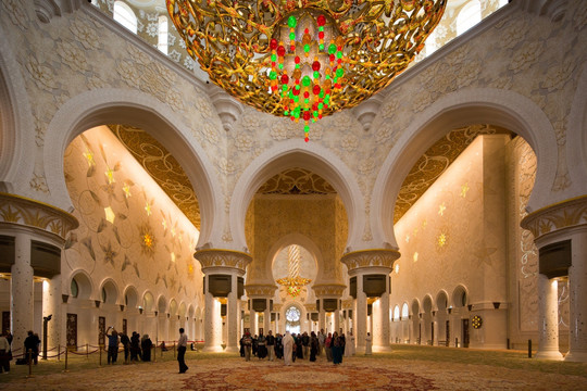 谢赫扎伊德清真寺中礼拜厅侧视图
