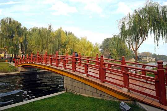 元土城遗址公园小月河及木桥