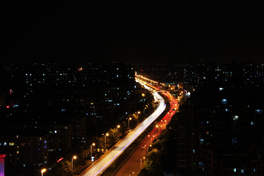 城市夜晚的道路