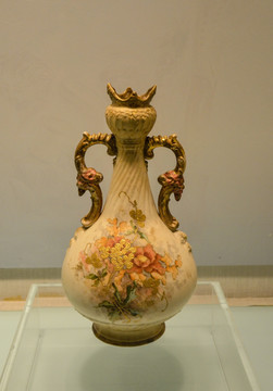 彩绘花卉纹花瓶 英国瓷器
