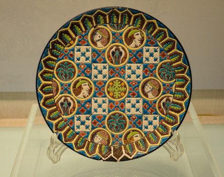 彩绘人物釉陶盘 法国瓷器