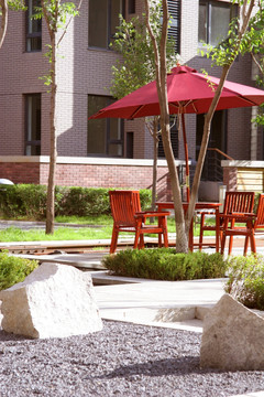 阳伞 桌椅 休闲 园区 绿化