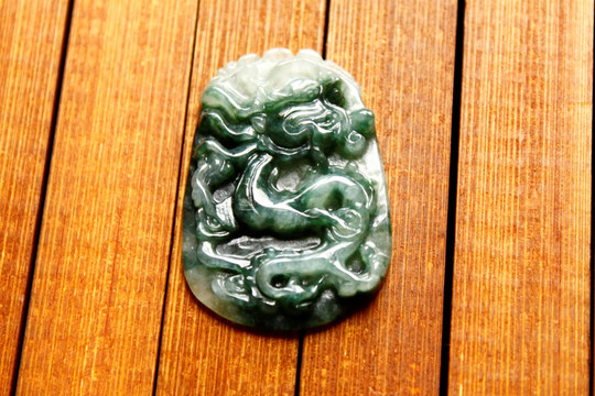 翡翠龙牌吊坠