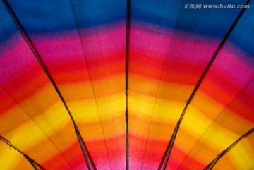 阳光下的七彩伞