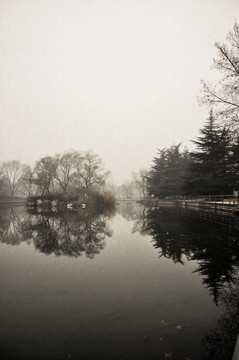 雾霾中的淄博人民公园