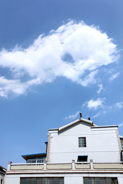 蓝天白云下的别墅