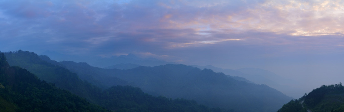 彭州龙门山彩云全景图