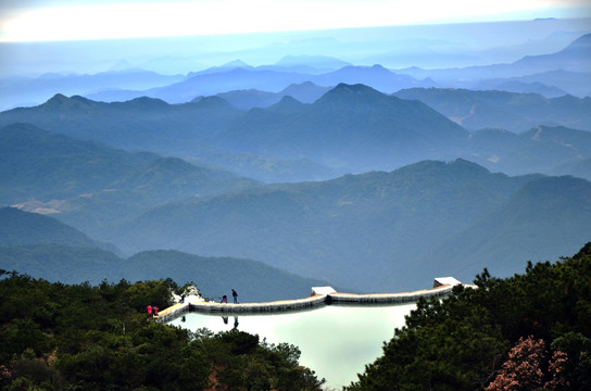 石牛山群山里的冰湖