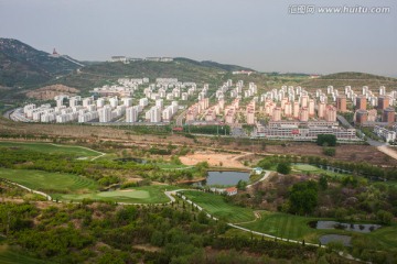 住宅小区与高尔夫球场 绿草如茵