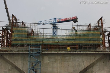 正在施工的哈齐大桥