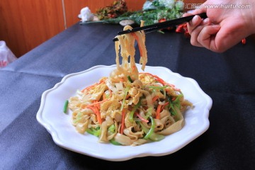 广味鸡蛋炒河粉