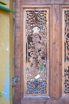 中式图案木雕门