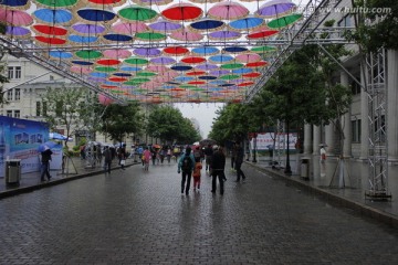 中央大街上的彩伞