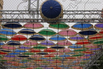 中央大街上的彩伞