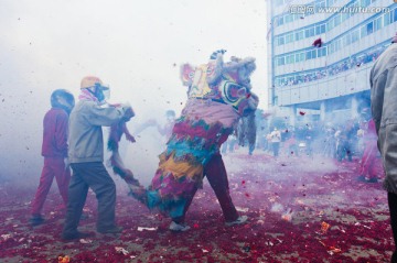 炮仗攻狮子 元宵节