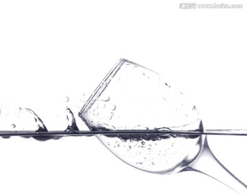 水与高脚杯