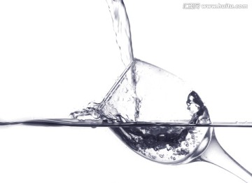 水与高脚杯