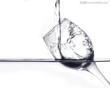 水与高脚杯