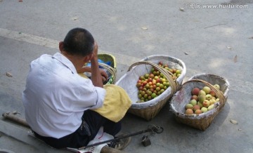 卖水果的老人