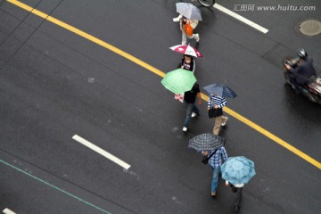 行人 雨伞 道路 雨天 下雨