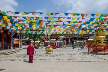 沈阳皇寺 经幡和喇嘛