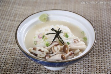 杂菇豚骨汤泡饭