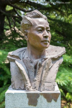 吴印咸 塑像