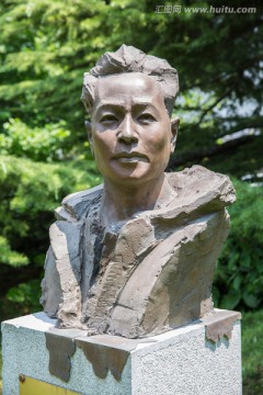 吴印咸塑像