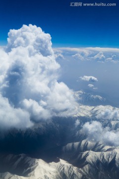 白云 航拍 雪山