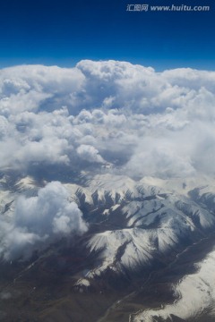 雪山 白云 航拍