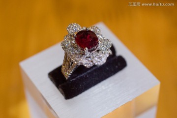 红宝石戒指