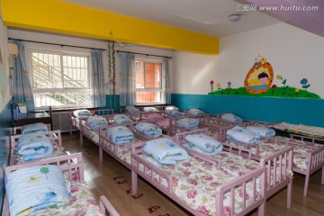 幼儿园的小床 复合地板