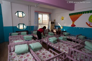 幼儿园的小床 老师叠被子