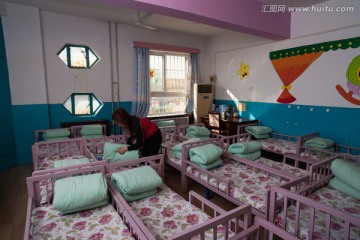 幼儿园的小床