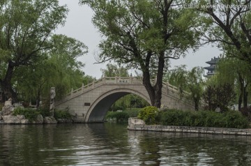 湖面上的石桥